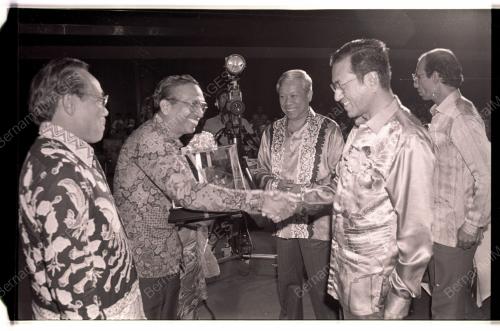 MAHATHIR HADIR MAJLIS RUKUN TETANGGA