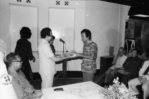 SAMAD IDRIS MENYAMPAIKAN SIJIL