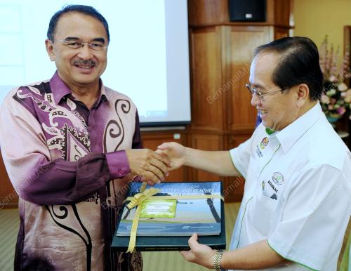 DATUK SERI DOUGLAS UGGAH EMBAS