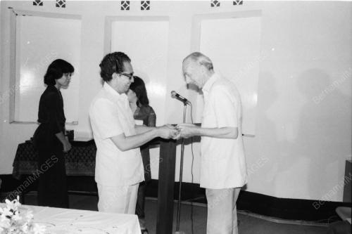 SAMAD IDRIS MENYAMPAIKAN SIJIL