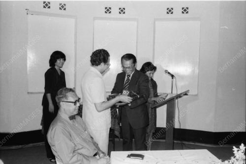 SAMAD IDRIS MENYAMPAIKAN SIJIL