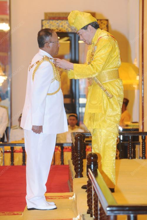SULTAN SHARAFUDDIN IDRIS SHAH