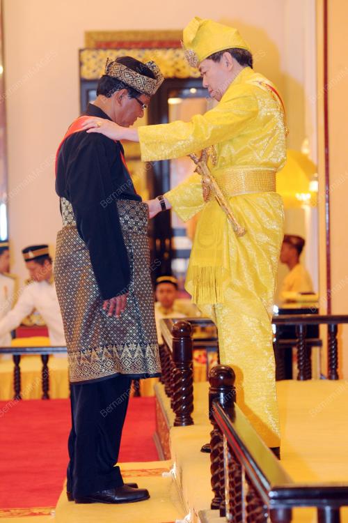 SULTAN SHARAFUDDIN IDRIS SHAH