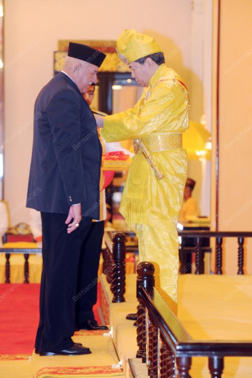 SULTAN SHARAFUDDIN IDRIS SHAH