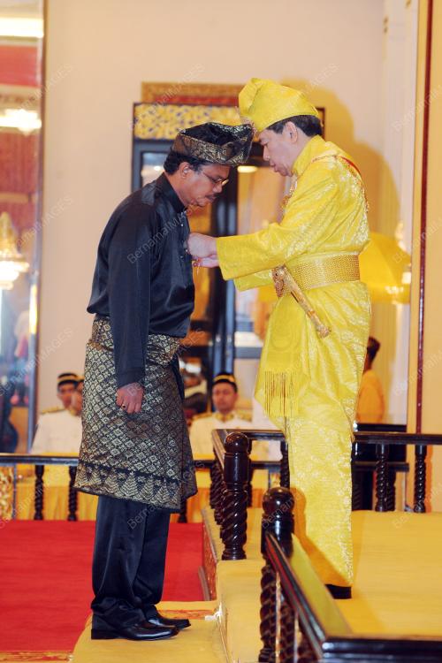 SULTAN SHARAFUDDIN IDRIS SHAH