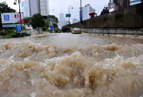 BANJIR JALAN TUN RAZAK
