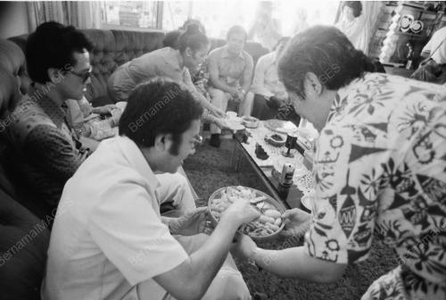 NEO YEE PAN BERSAMA KANAK-KANAK