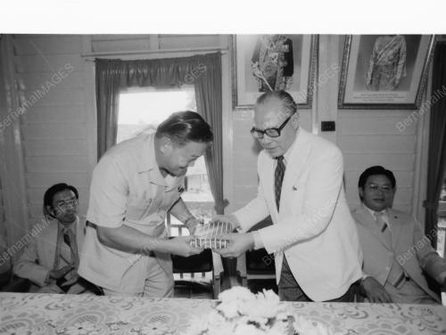 JAMES ONGKILI MENYAMPAIKAN BANTUAN YAYASAN SABAH