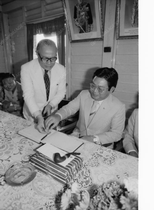 JAMES ONGKILI MENYAMPAIKAN BANTUAN YAYASAN SABAH