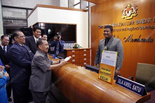 DATUK ABDUL AZAZ SHAMSUDIN