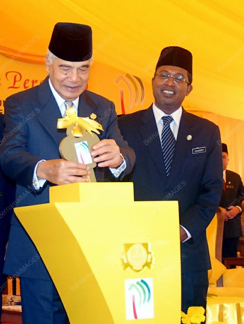 SULTAN AZLAN SHAH