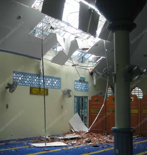 BUMBUNG MASJID RUNTUH