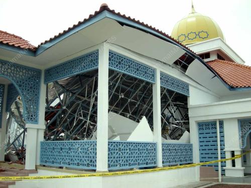 BUMBUNG MASJID RUNTUH