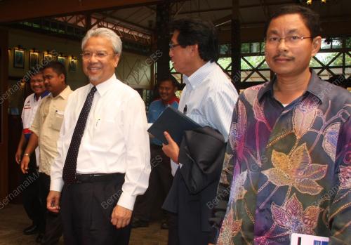 AHMAD HUSNI