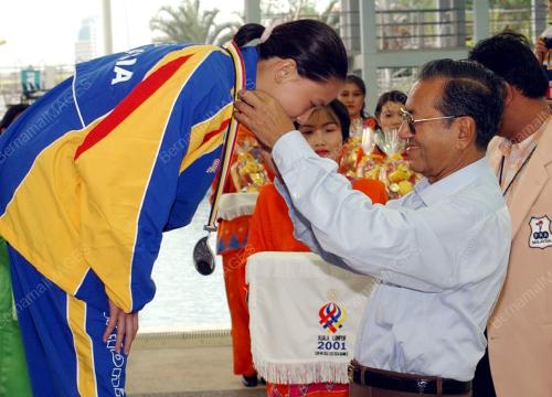 AQ02-14_09_2001_PM-GOLD_02022016