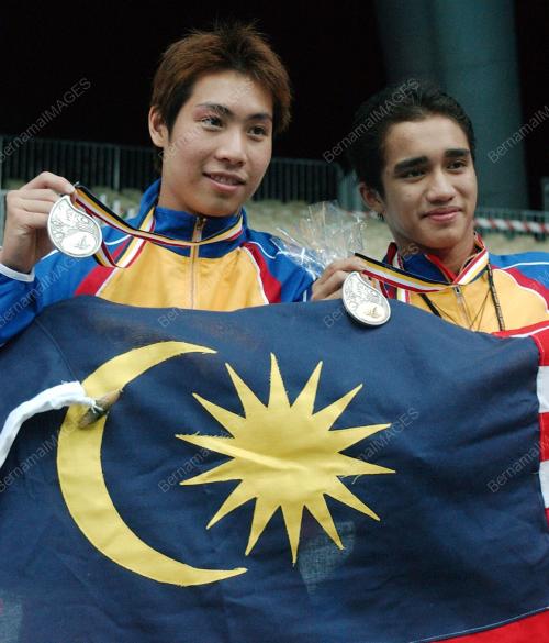 AQ04-14_09_2001_TWO_MEDALS_02022016