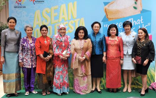 ASEAN102_21112015_ASEAN