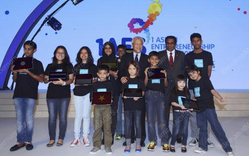 ASEAN111_21112015_1AES_ASEAN
