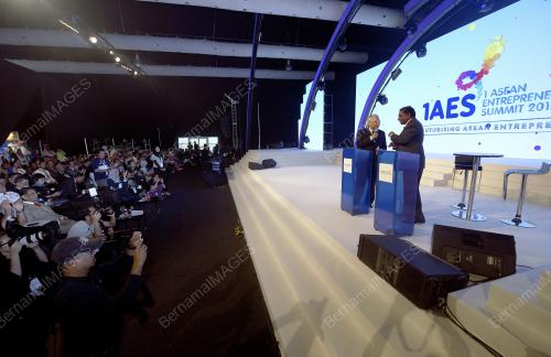 ASEAN113_21112015_1AES_ASEAN
