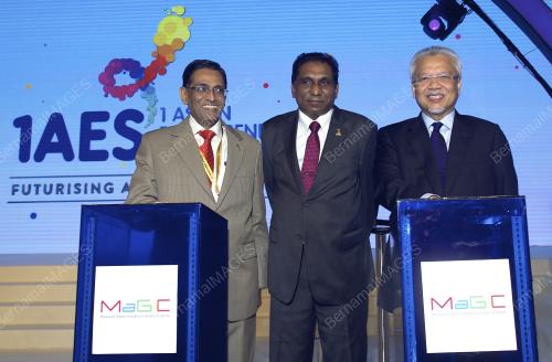 ASEAN114_21112015_1AES_ASEAN