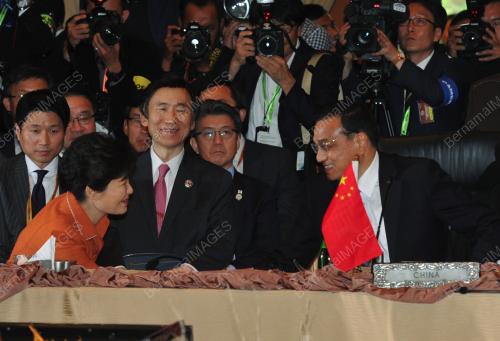 ASEAN129_21112015_ASEAN