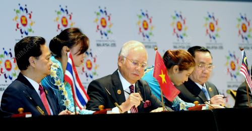 ASEAN13_22112015_ASEAN_SIGN