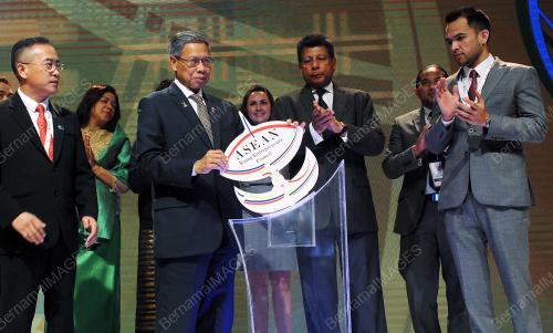 ASEAN167_20112015_ASEAN