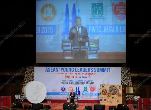 ASEAN18_18112015_YOUNG