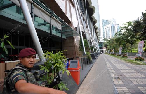 ASEAN19_19112015_GUARDING