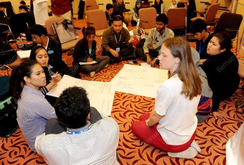 ASEAN28_19112015_YOUNG_DELEGATES
