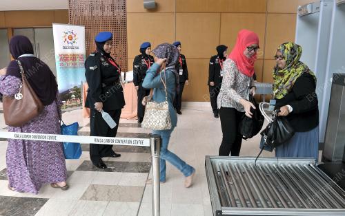 ASEAN34_26042015_POLICE