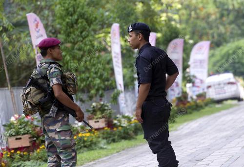 ASEAN47_19112015_GUARDING