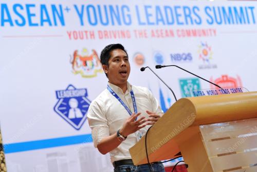 ASEAN60_18112015_AYLS
