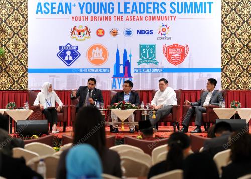 ASEAN61_18112015_AYLS