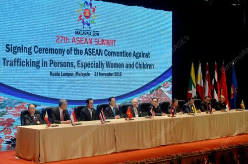 ASEAN84_21112015_SINGNING