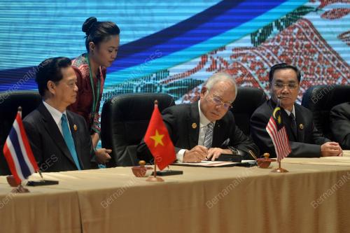 ASEAN85_21112015_SINGNING