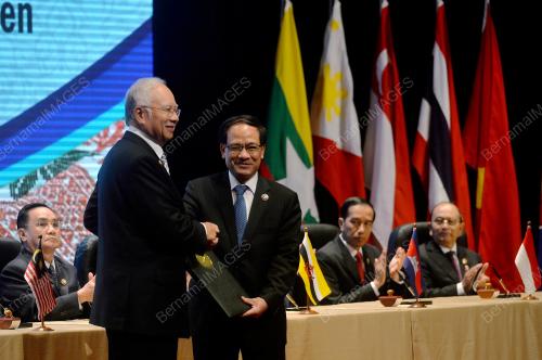 ASEAN86_21112015_SINGNING