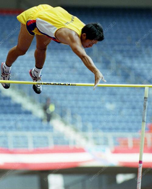 AT13-12_09_2001_POLE_VAULT_02022016