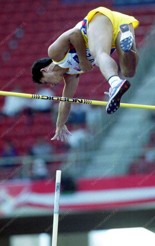 AT14-12_09_2001_POLE_VAULT_02022016