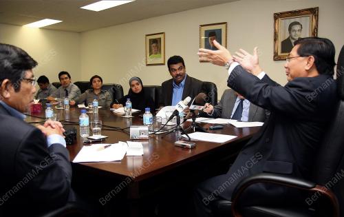 AUS01_01032011_SIDANG_AKHBAR