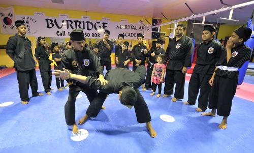 AUS01_05042014_SILAT_GAYUNG