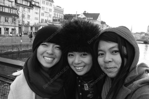 AUS01_150511_FOONG SISTERS