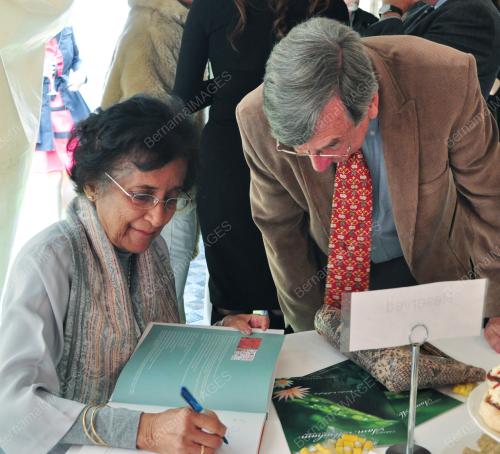 AUS02_28082012_SIGNING
