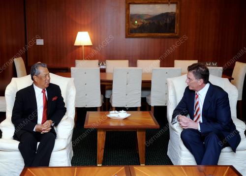 AUS11_12112012_TPM_PREMIER