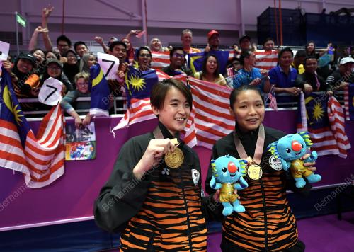 AUS22_15042018_BEREGU_WANITA_PINGAT