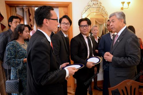 AUS23_08052017_PETEMUAN