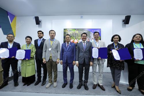 NIK NAZMI NIK AHMAD