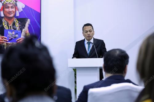 NIK NAZMI NIK AHMAD