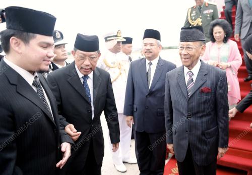 BRU01_09052012_AGONG