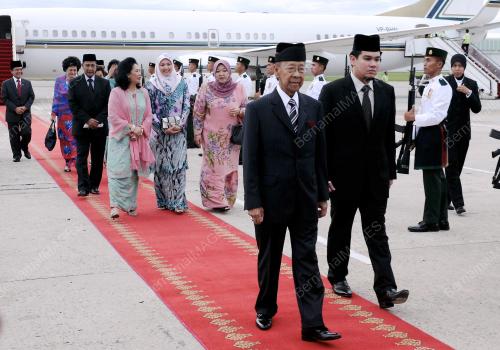 BRU02_09052012_AGONG